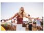 Zomerfestival: kleding, tassen en vrolijke sfeer.