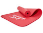 Een rode Reebok yogamat, opgerold.