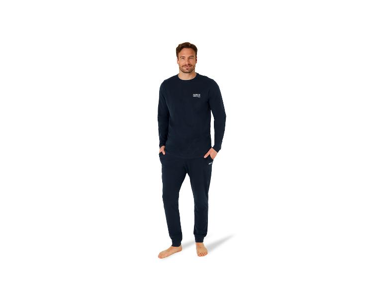 Homme souriant en pyjama Mexx bleu foncé à manches longues et pantalon.