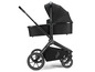 Een zwarte kinderwagen van het merk Joolz met een wieg en grote wielen.