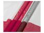 Gevouwen textiel in wit, rood, grijs en bordeaux met verschillende texturen.