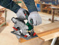Une personne utilisant une scie circulaire Parkside pour couper du bois.