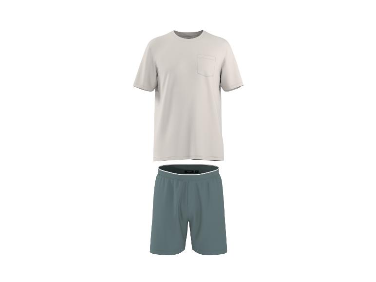 T-shirt beige à manches courtes avec poche et short vert pour homme.