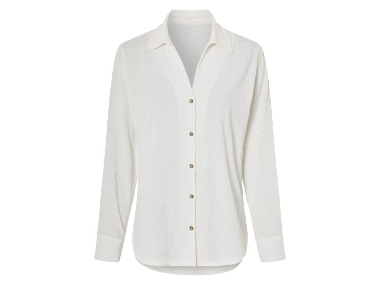 Chemise blanche à manches longues, style minimaliste.