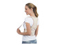 Une femme portant un soutien de posture.