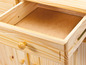 Een open lade van een houten kast met een ronde knop.