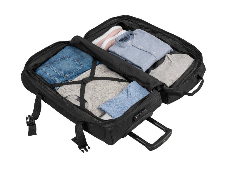 Een zwarte reistas met wielen gevuld met kleding en schoenen.