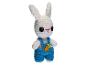 Lapin amigurumi blanc en crochet avec une salopette bleue et une carotte orange.