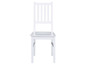 Une chaise en bois blanc avec un dossier droit.