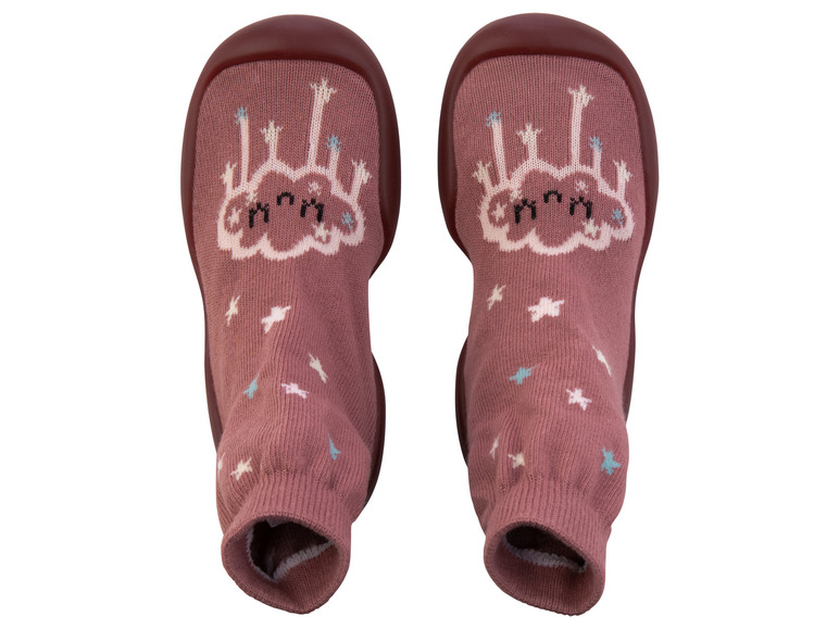 Une paire de chaussettes de bébé roses avec des étoiles et des nuages