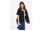 Femme en t-shirt noir et jean, avec une veste en cuir sur l'épaule.