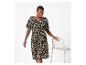 Vrouw in een jurk met abstracte print.