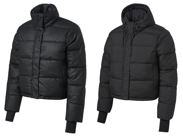 Twee zwarte winterjassen, één met capuchon.