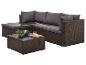 Bruine rotan tuin loungeset met grijze kussens en salontafel.