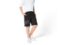 Zwarte Marvel shorts met een witte t-shirt.