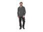 Homme en haut Parkside gris et pantalon de travail noir.
