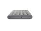 Matelas gonflable gris avec une surface côtelée et une valve sur le côté.