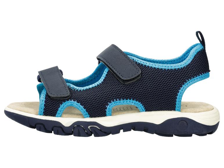 Zijaanzicht van een marineblauwe en lichtblauwe kindersandaal met klittenbandsluitingen.