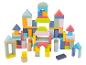 Blocs de construction en bois colorés arrangés en château sur fond blanc.