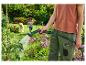 Planten water geven met een PARKSIDE gietpistool, kind en hond op de achtergrond.
