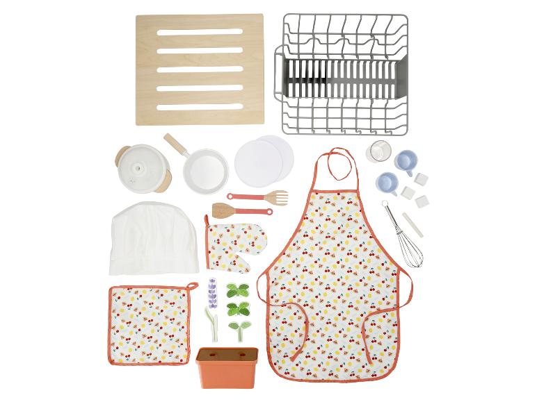 Speelgoedkeukenset met keukengerei, schort, ovenwant en kookaccessoires.