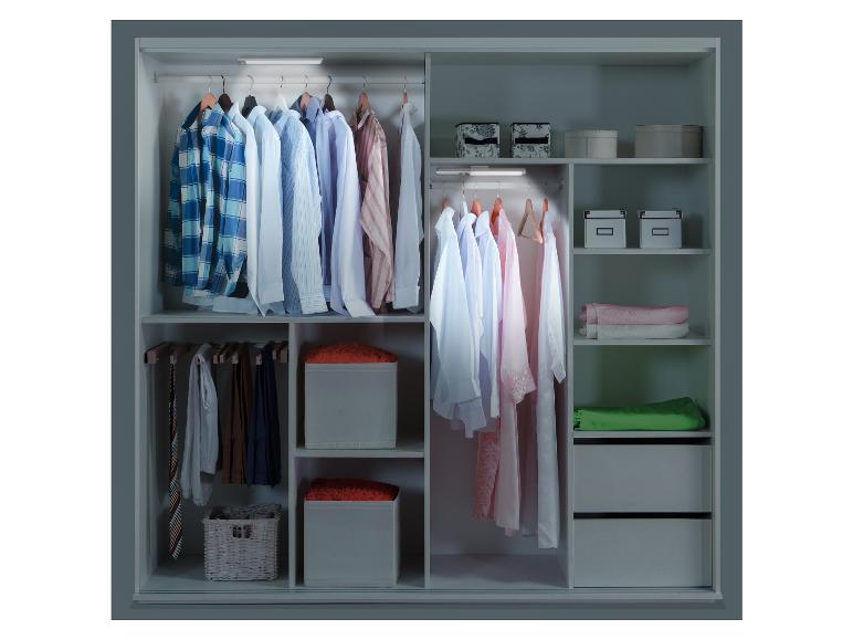 Een kledingkast met shirts, blouses en een nachtjapon.