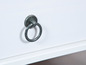 Witte lade met een ringvormige metalen greep.