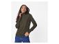 Vrouw in een olijfgroene coltrui en blauwe jeans.