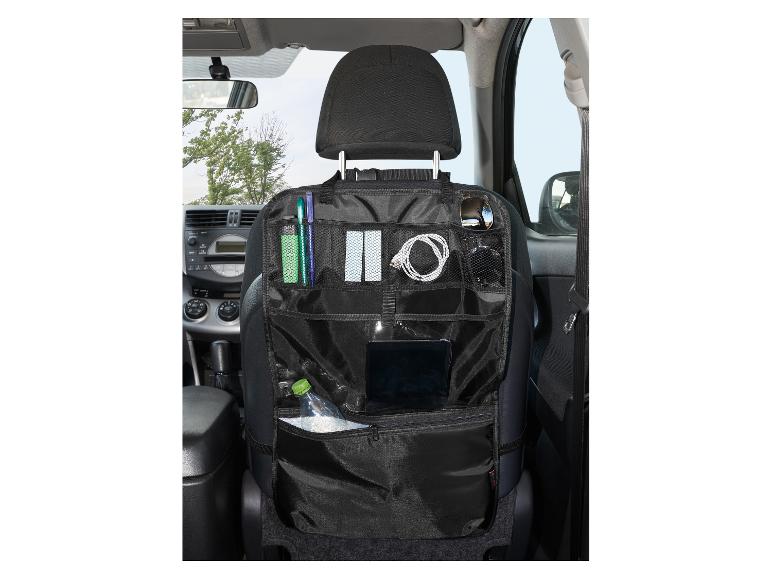 Autostoel organizer met tablet, pennen en zonnebril.