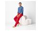 Homme en t-shirt bleu à manches longues 'FAMILY TIME' et pantalon de pyjama rouge, assis sur un fauteuil blanc.