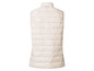 Une veste matelassée beige sans manches.