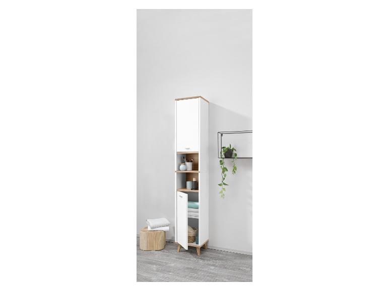 Une armoire de salle de bain blanche avec des étagères ouvertes et une porte