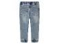Achterkant van een lichtblauwe denim jogger met elastische tailleband en enkels