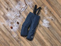 Blauwe ski-broek met bretels op een houten achtergrond met sneeuw.
