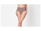 Femme en culotte taille haute couleur chair.