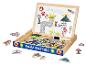 Houten magneetbord met dinosaurus- en stripfiguren, wegen en vulkanen.