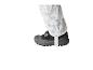 Waterdichte kinderbroek met auto-opdruk en zwarte schoenen.