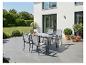 Tuinset met tafel en vier stoelen op een modern terras.