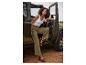 Pantalon vert olive, débardeur blanc et sandales : une femme élégante près d'un Jeep.