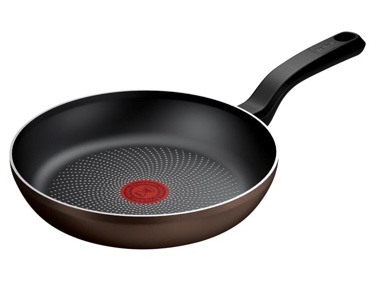 Tefal koekenpan met zwarte antiaanbaklaag en bruine buitenkant