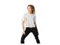 Vrouw in wit sport-T-shirt met oranje tekst en zwarte legging.