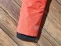 Een roze broekspijp met elastische boord en reflecterende details.