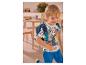 Een jongen met een Paw Patrol T-shirt en rugzak.
