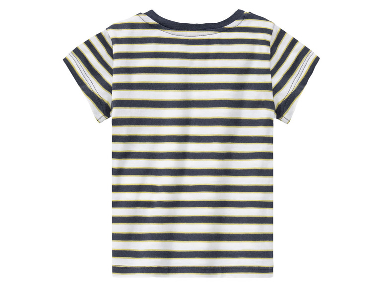 Un t-shirt à rayures à manches courtes.