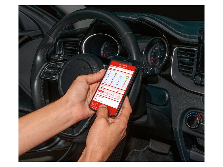 Een persoon gebruikt een smartphone met de ULTIMATE auto diagnose-app in een auto.