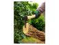 Een persoon met tuinhandschoenen gebruikt een bijl om een boomstam te splijten.