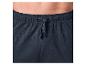 Close-up van een mannenlichaam met een donkerblauwe joggingbroek met trekkoord.
