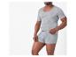 Homme en t-shirt gris à manches courtes et caleçon gris.