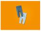 Deux paires de pantalons de bébé bleus et bleu clair sur fond orange.