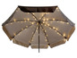 Een beige parasol met geïntegreerde lichtslingers.